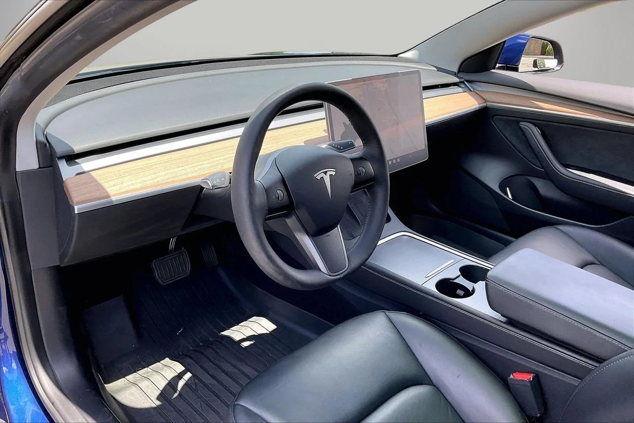 Used 2021  Tesla Standard Range Plus image 21