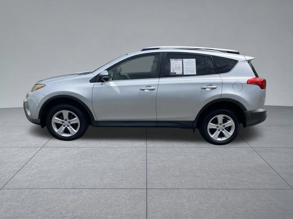 Used 2013 Silver Toyota XLE image 3