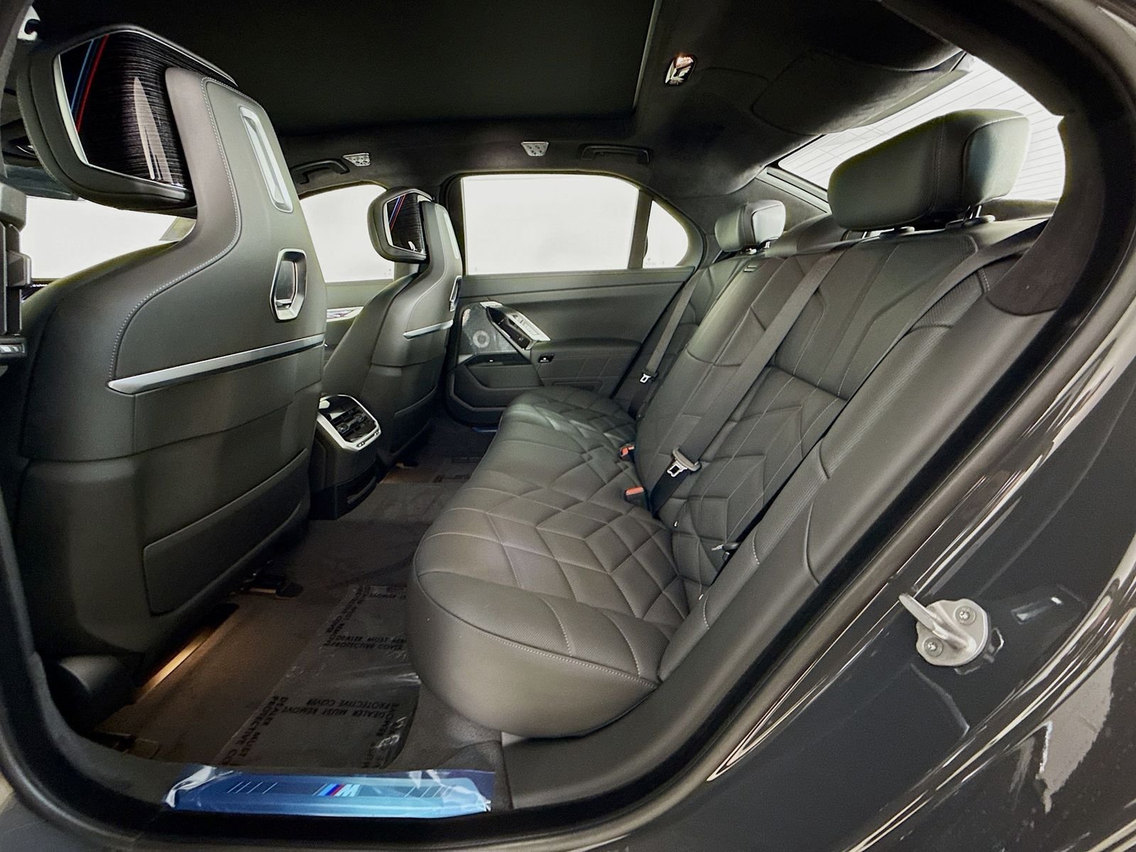 New 2026 Dravit Grey Metallic BMW 750e xDrive image 26