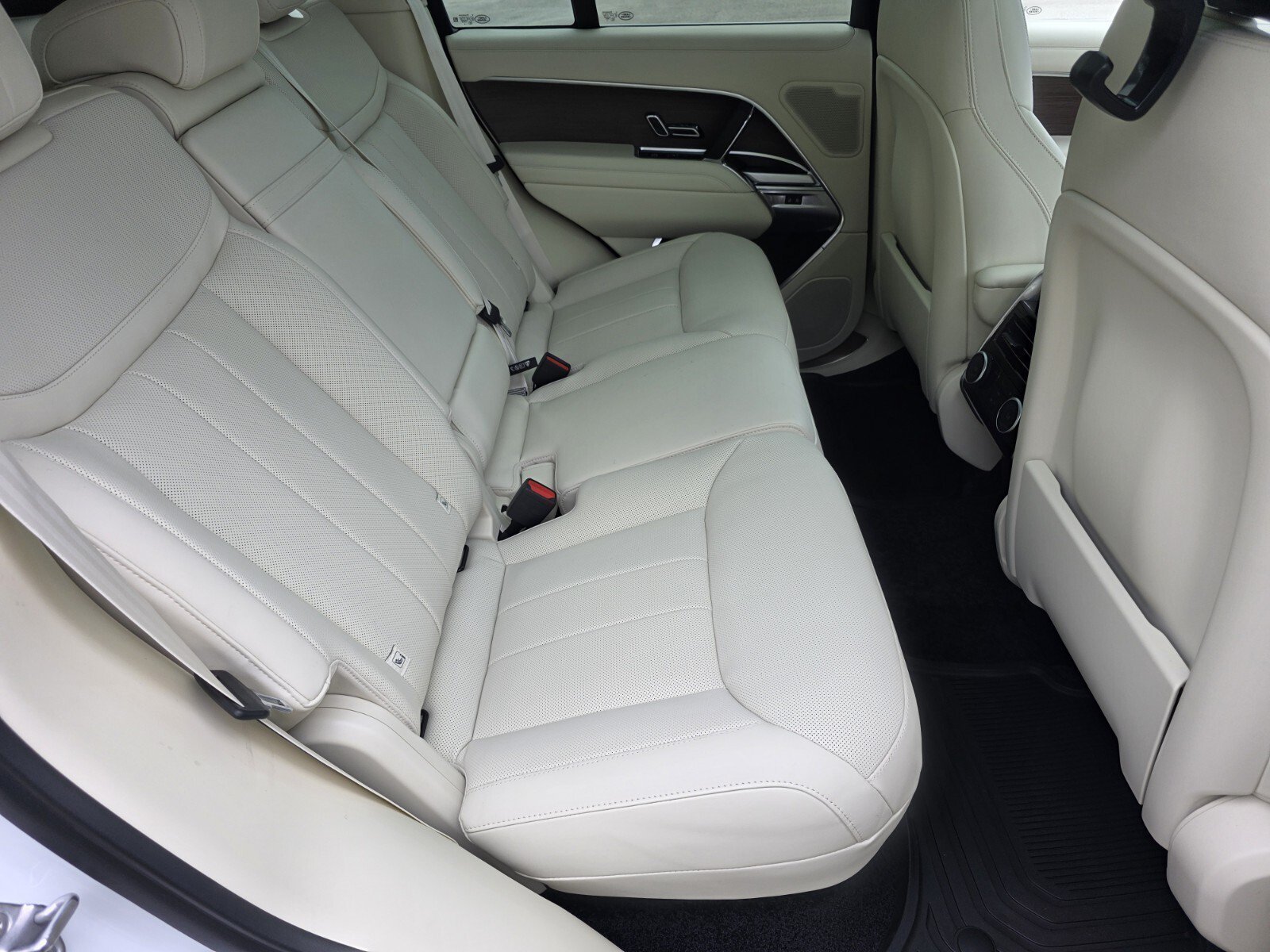 New 2026 Fuji White Land Rover P400 SE image 5