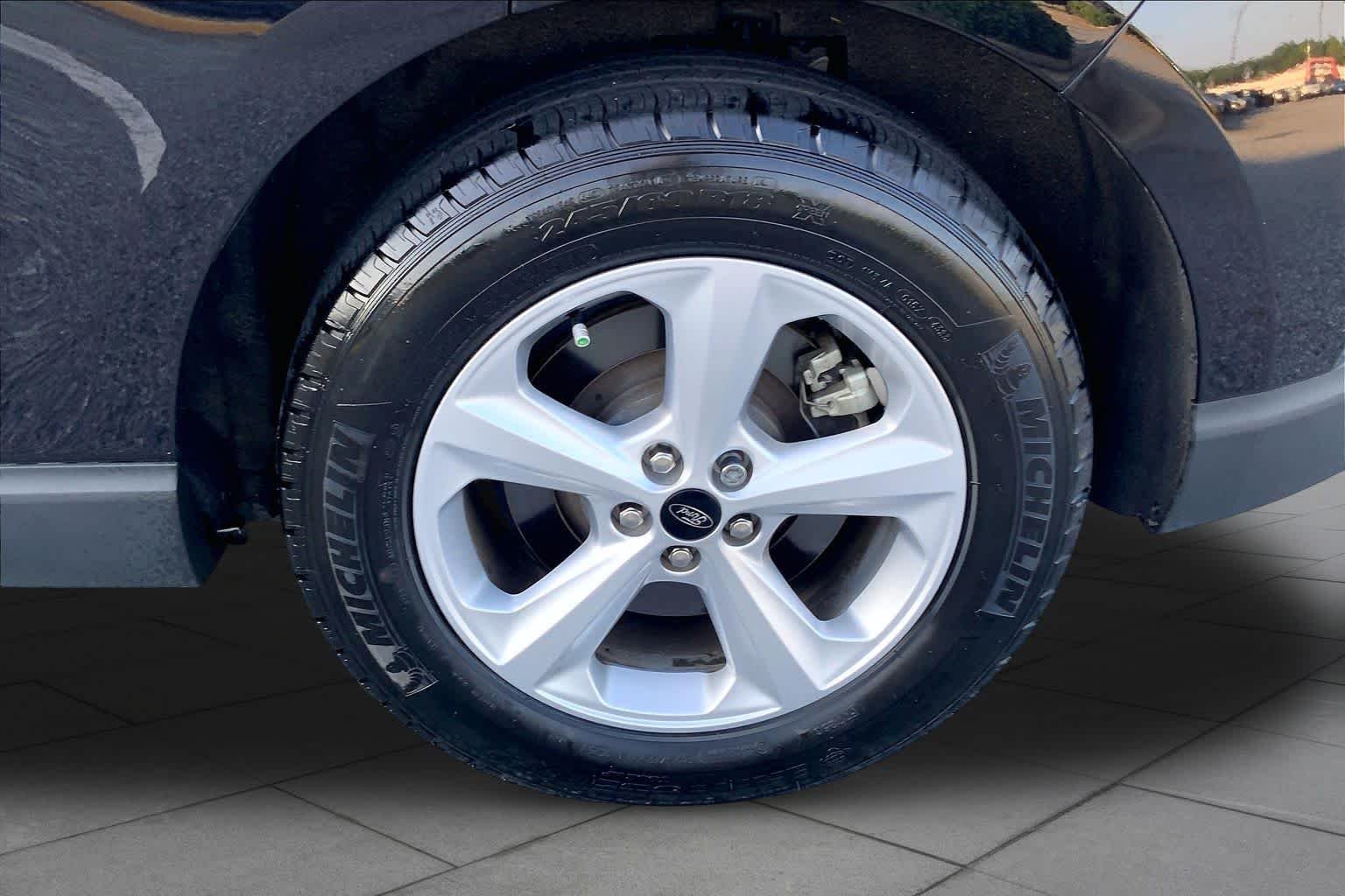Used 2024 Agate Black Metallic Ford SE image 10