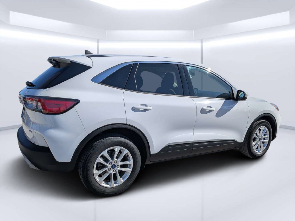 Used 2021 White Ford SE image 3
