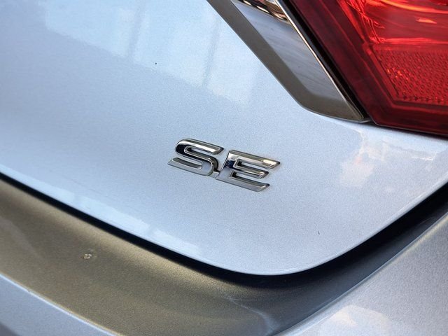 Used 2015 Silver Toyota SE image 27