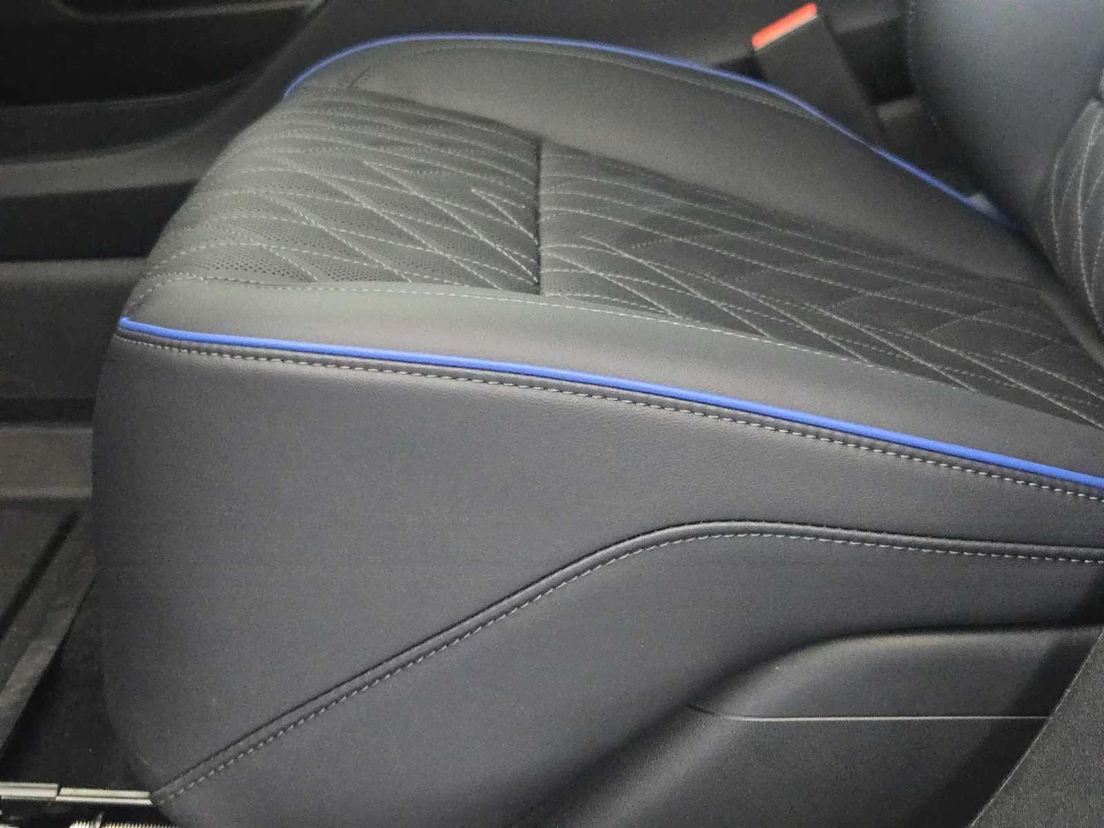 2026 Cadillac OPTIQ V-Series - Photo 16