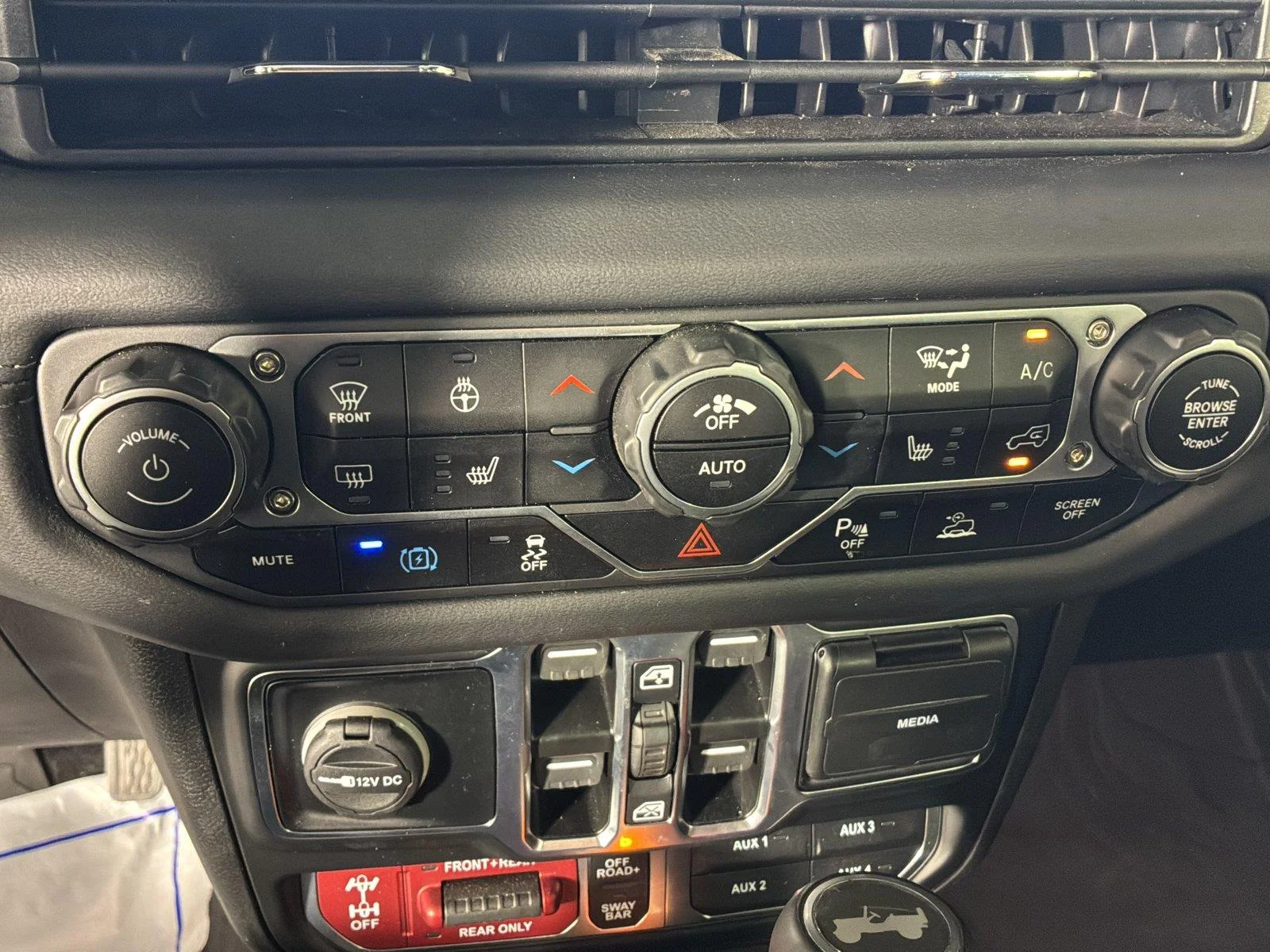 Used 2025 Bright White Clearcoat Jeep Rubicon image 34
