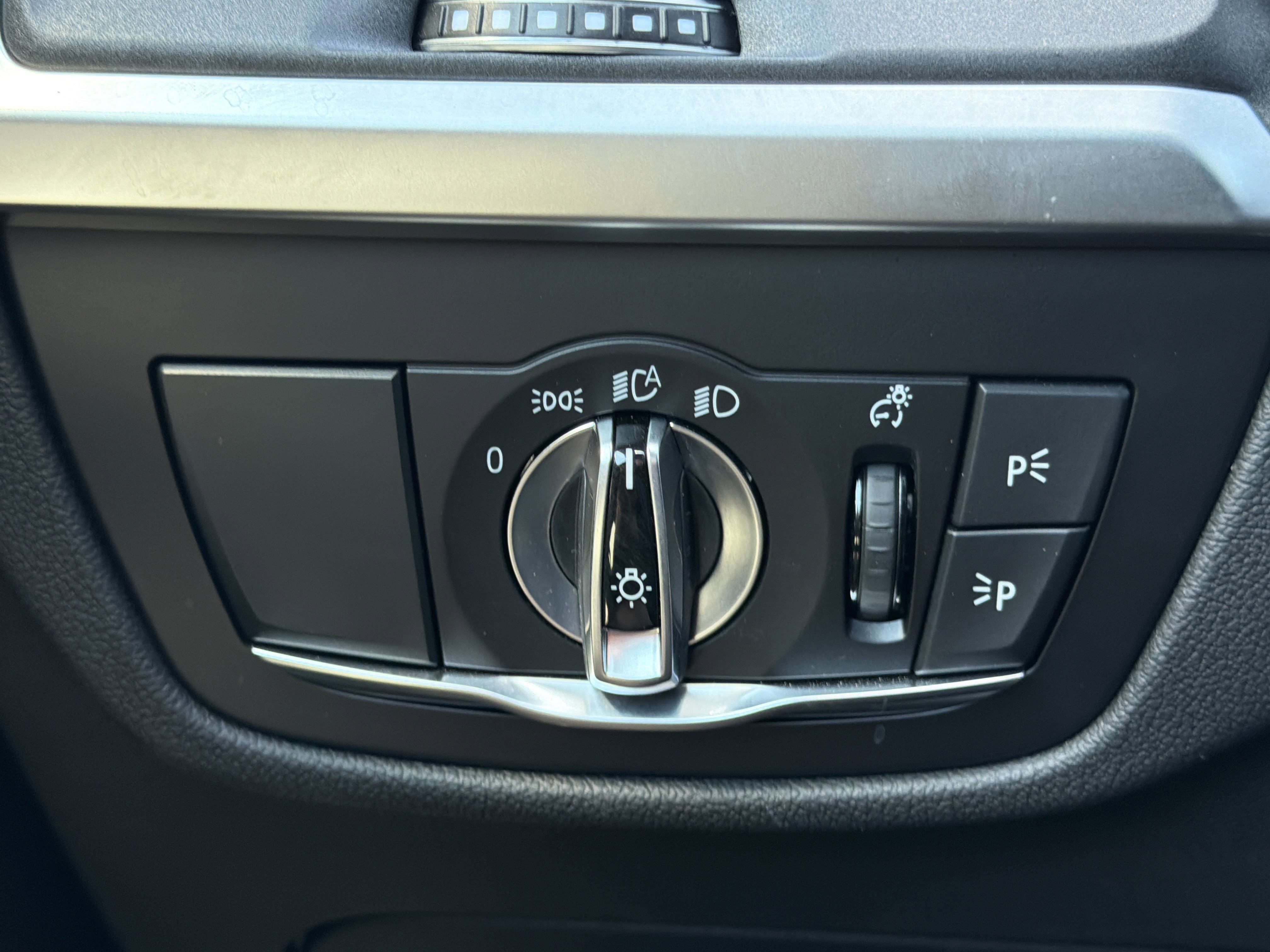 Used 2025 Mineral White Metallic BMW xDrive30i image 15