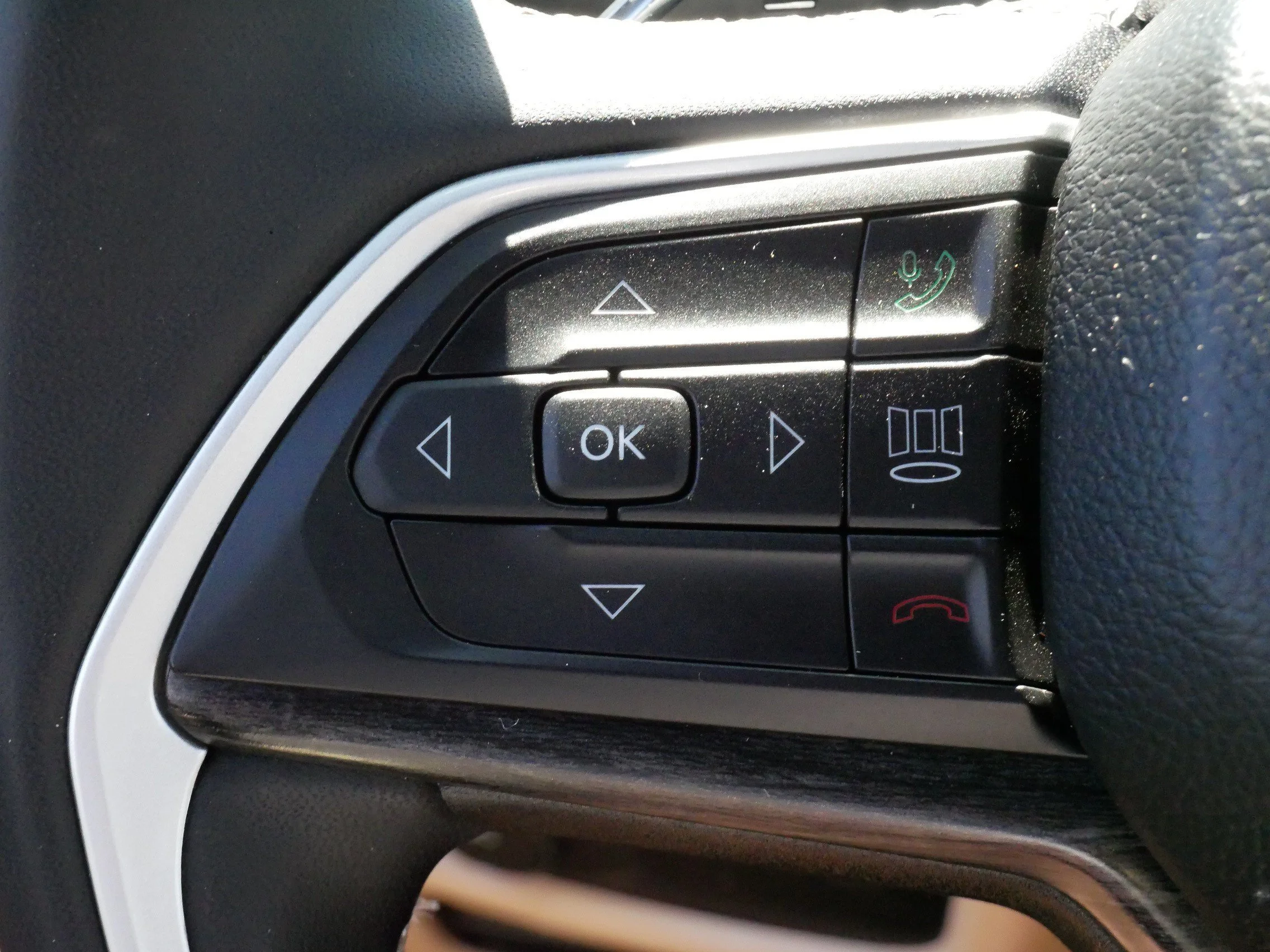 Used 2022 Velvet Red Pearlcoat Jeep  image 26