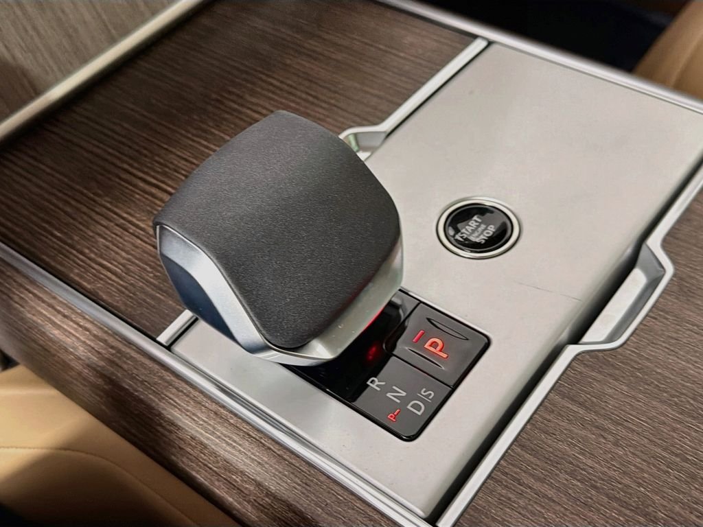 New 2026 Eiger Grey Land Rover SE image 17