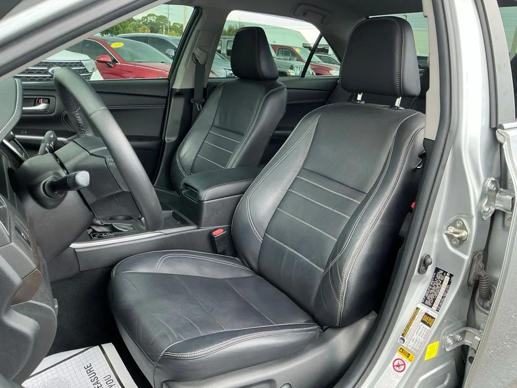 Used 2017 Silver Toyota XLE image 34