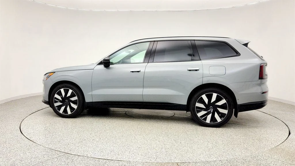 Used 2025 Vapour Grey Metallic Volvo Twin Motor Ultra 7-Seater image 8