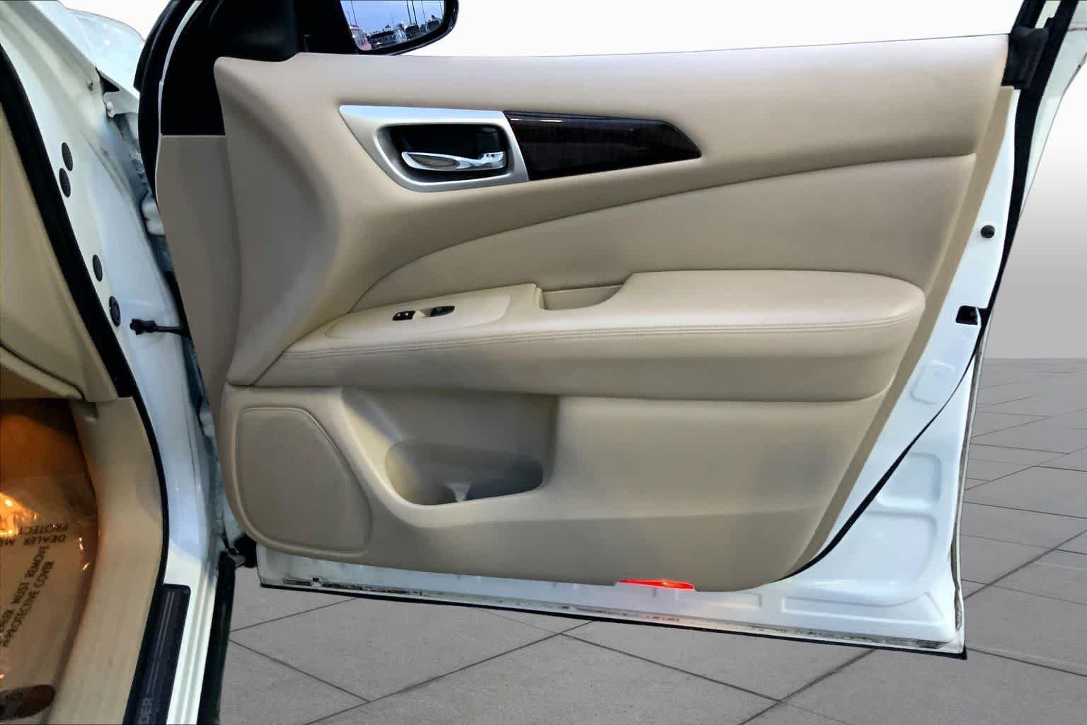 Used 2014 Moonlight White Nissan SL image 22