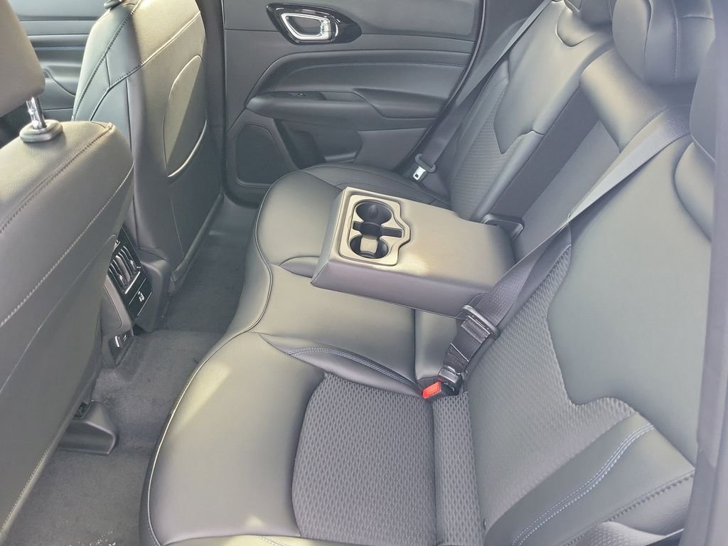 New 2026 Bright White Clearcoat Jeep Latitude image 13