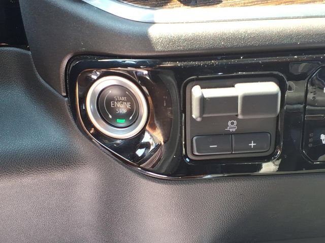 Used 2025 Onyx Black GMC Elevation image 11