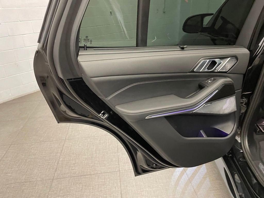 Used 2026 Black BMW M60i image 27