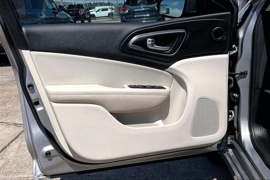 Used 2015 Silver Chrysler Limited image 16