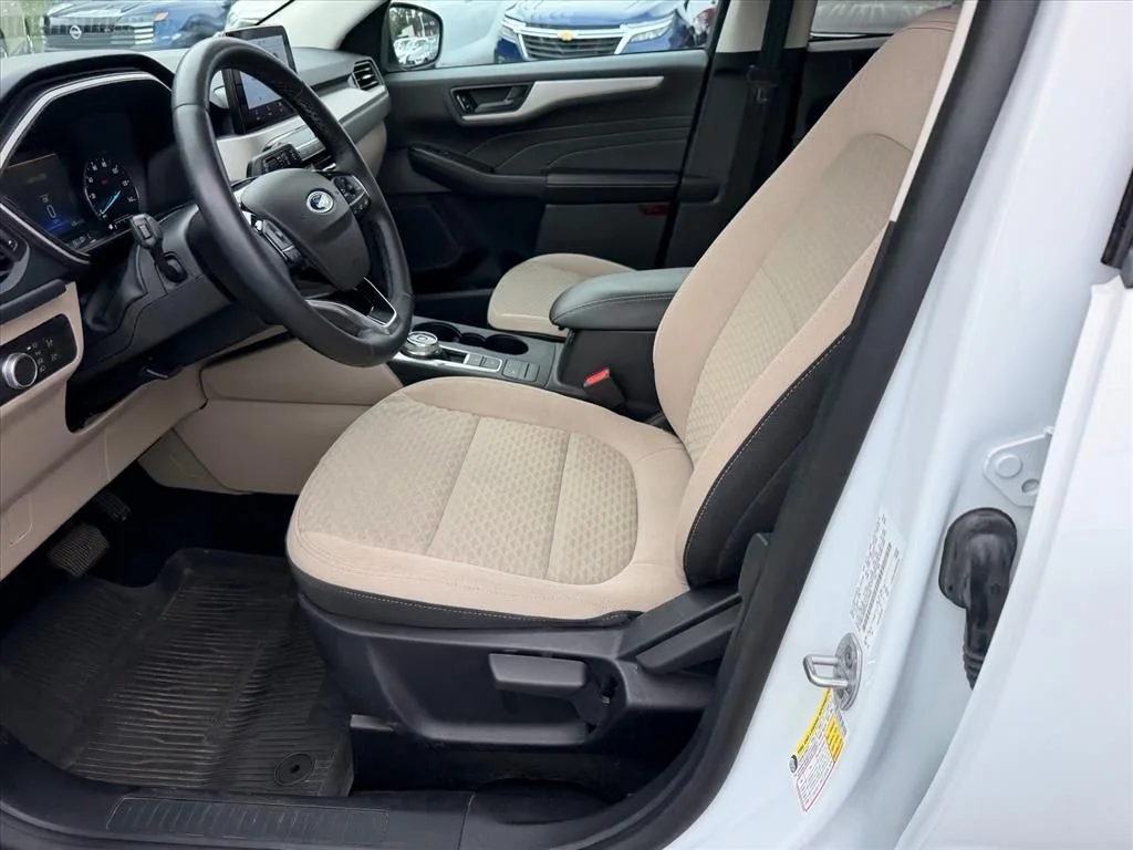 Used 2022 White Ford SE image 10