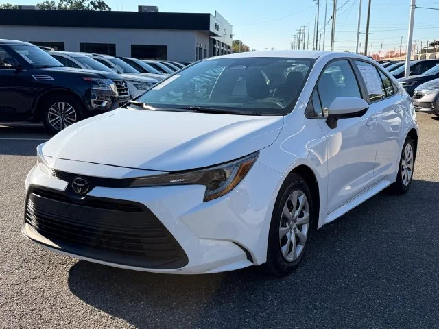 Used 2025 Ice Toyota LE image 9