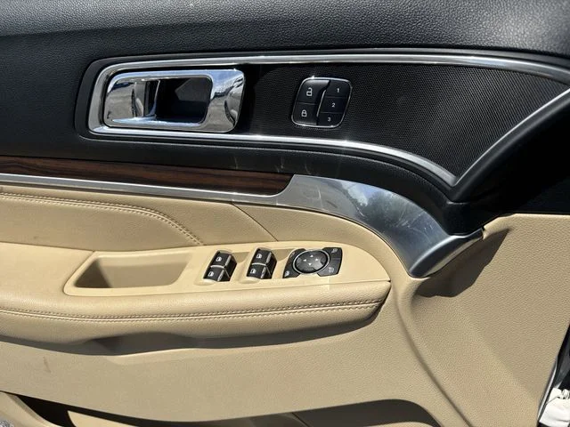 Used 2017 White Ford Limited image 31