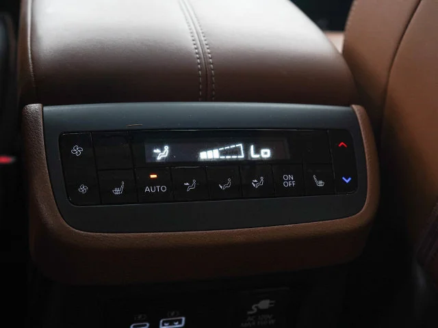 Used 2024  Nissan Platinum image 15