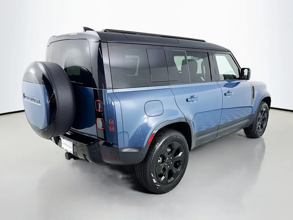 New 2026 Tasman Blue Metallic Land Rover S image 9