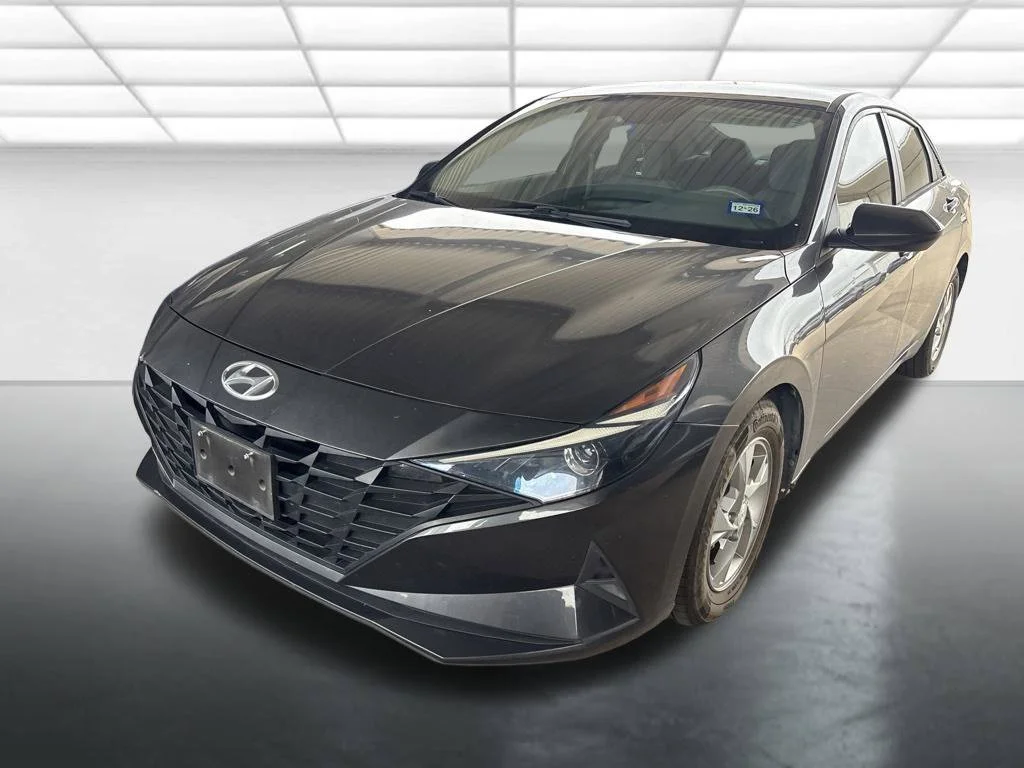 Used 2021  Hyundai SE image 3