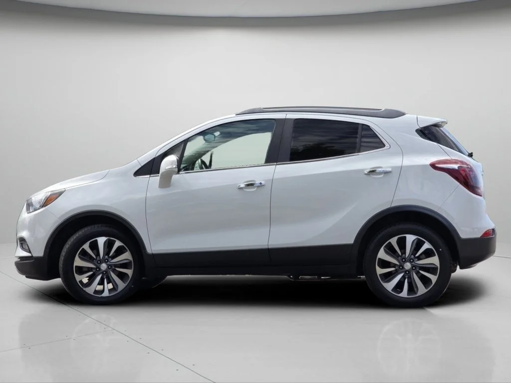 Used 2018 Summit White Buick Essence image 19