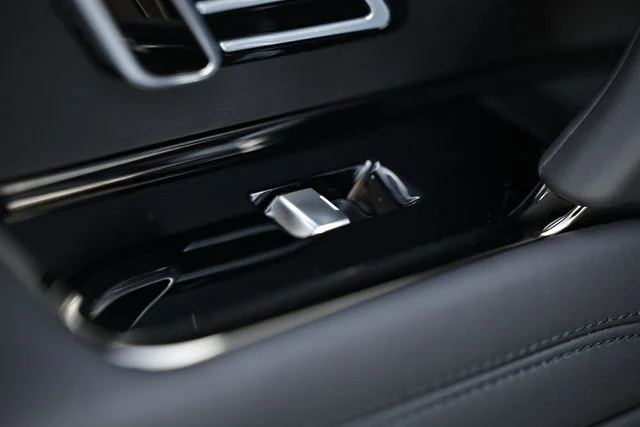New 2026  Land Rover SE image 32