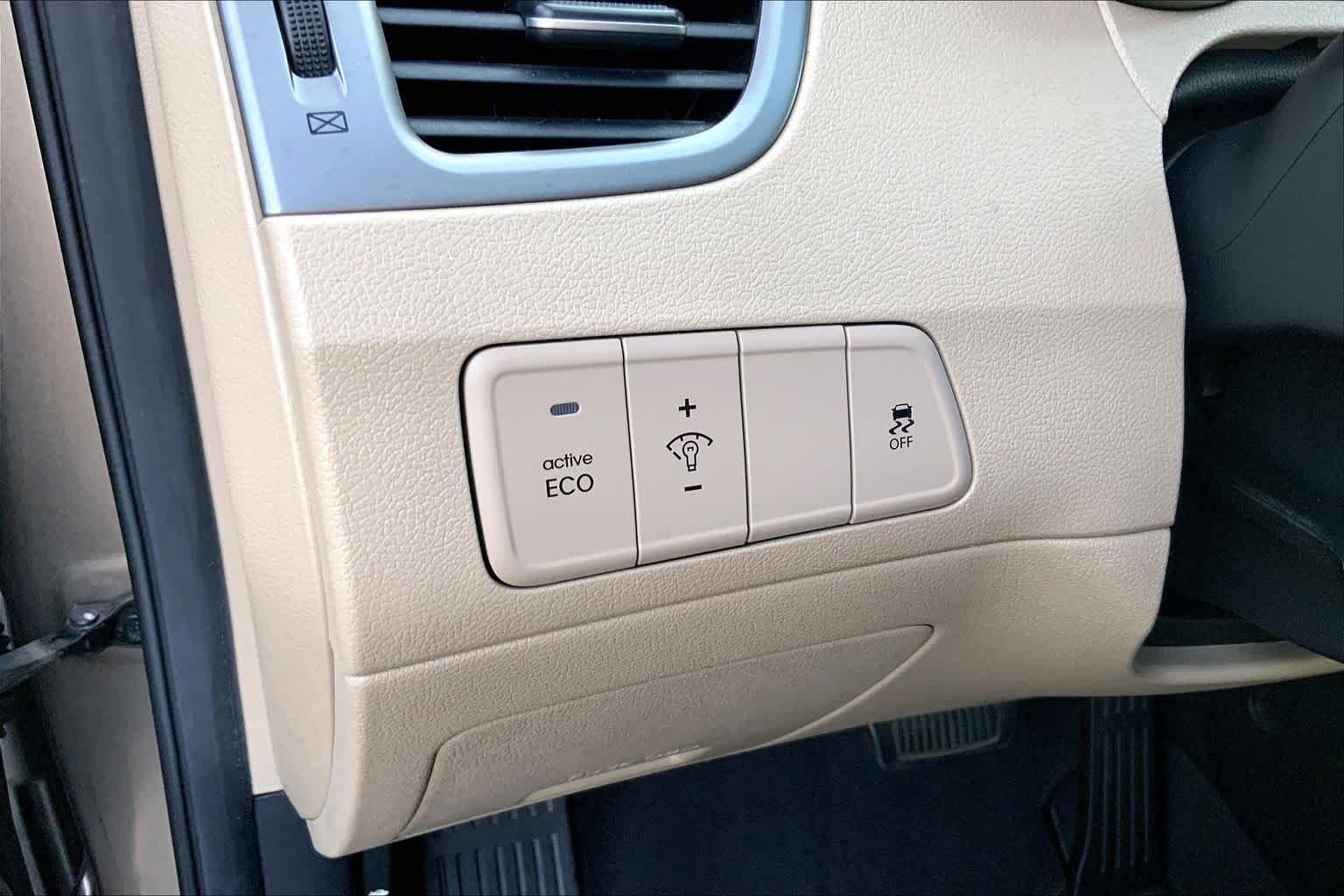 Used 2014 Desert Bronze Hyundai SE image 30