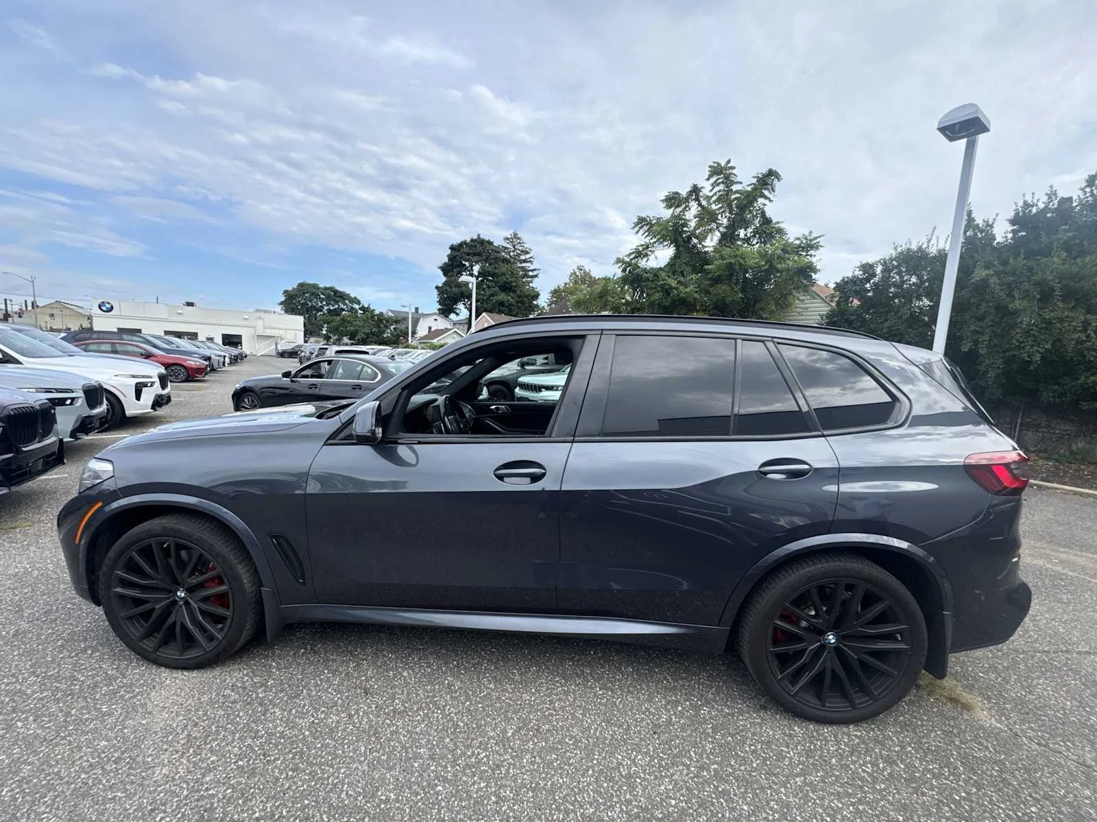 Used 2021 Arctic Grey Metallic BMW xDrive40i image 5