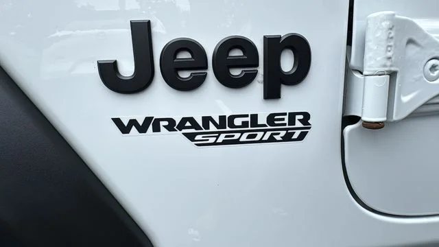 Used 2021 White/off-white Jeep Sport S image 10