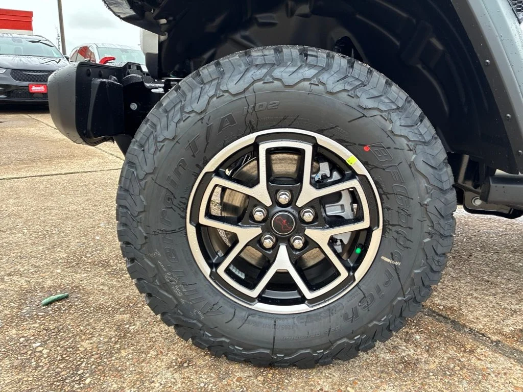 New 2026 Bright White Clear-Coat Exterior Paint Jeep Rubicon image 26