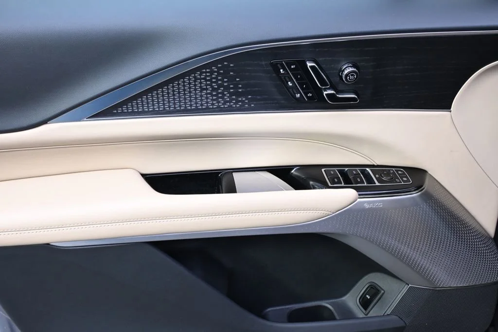 2025 Cadillac LYRIQ Luxury 3 - Photo 22