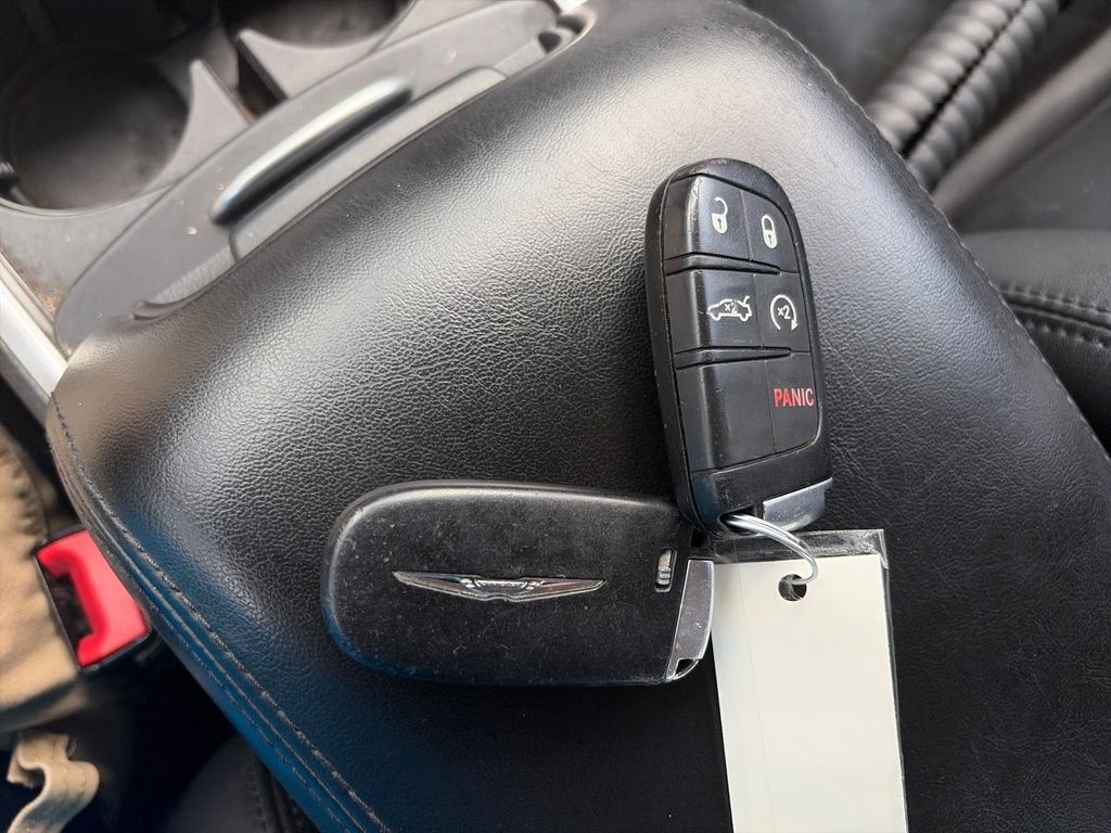 Used 2016 Velvet Chrysler Limited image 28