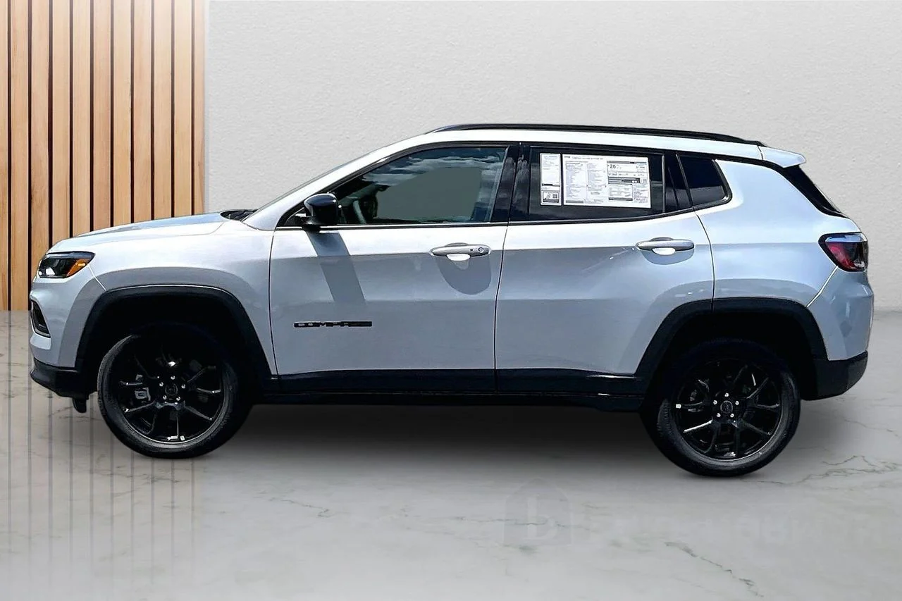 New 2026 Silver Zynith Metallic Clear-Coat Exterior Paint Jeep Latitude image 6