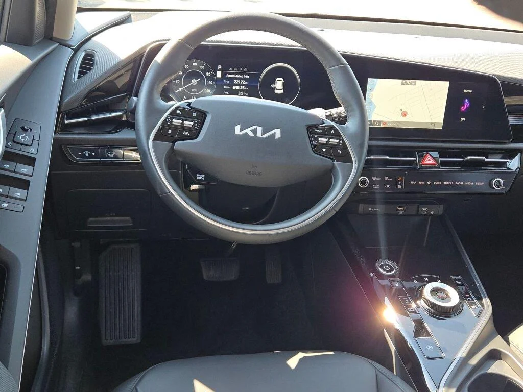 Used 2023 Mineral Blue Kia Wind image 17