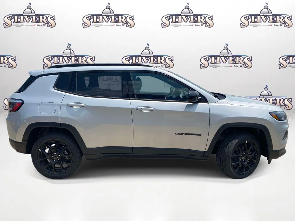 New 2026 Silver Zynith Metallic Clearcoat Jeep Latitude Altitude image 7