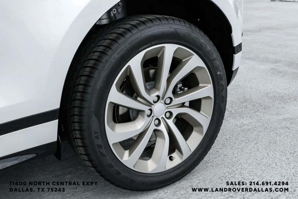 New 2026 Ostuni Pearl Wht Prem Met Land Rover Hoxton Edition image 47