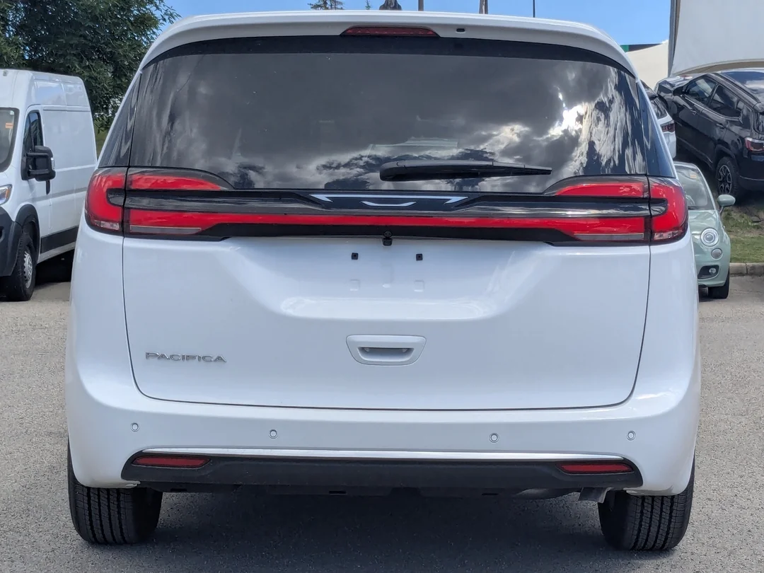 New 2027 White Chrysler Select - - FWD - Stow n Go Seating - Remote Start - Adaptive Cruise w/Stop&Go & More! image 7
