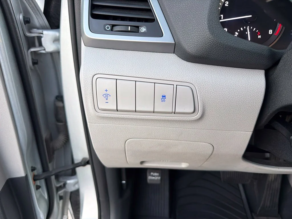 Used 2018 Silver Hyundai SEL image 8