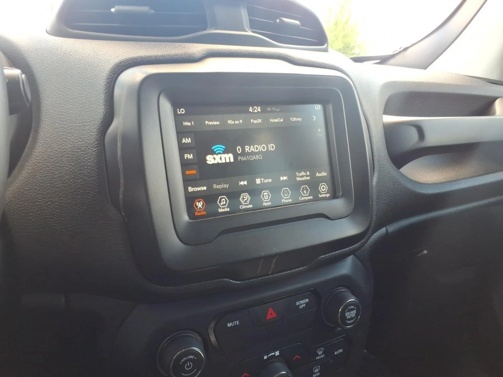 Used 2019 Glacier Metallic Clearcoat Jeep Latitude image 22
