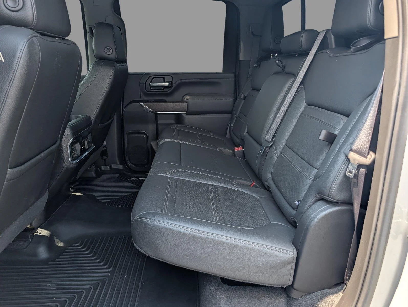 Used 2022 White Frost Tricoat GMC Denali image 34