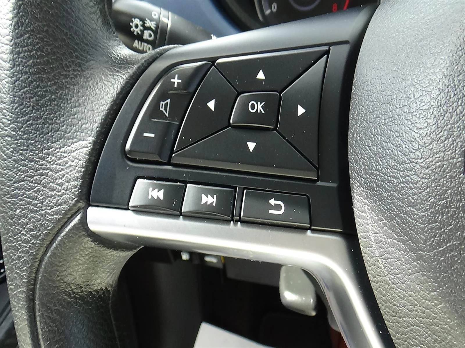 Used 2025 Super Black (kh3) Nissan SV image 20