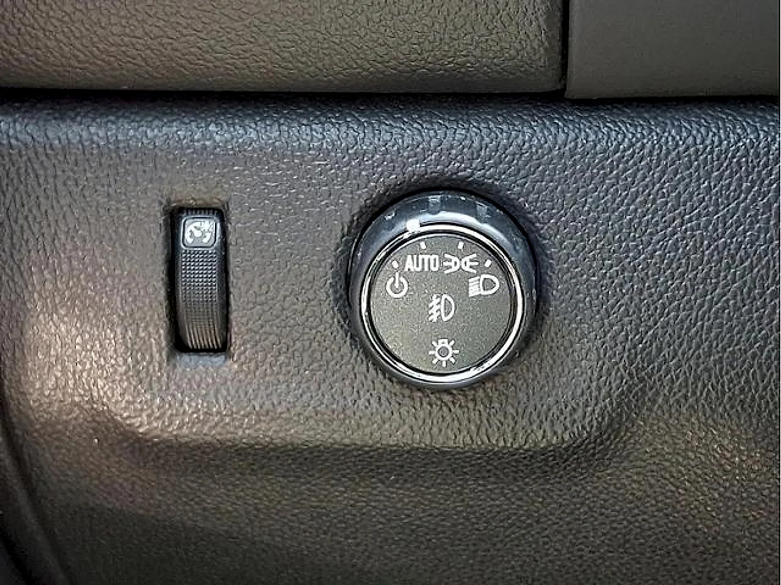 Used 2016 Cyber Gray Metallic GMC 2WD SLE image 23