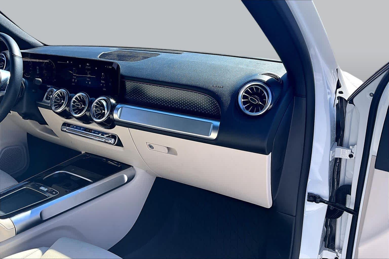 Used 2025 Polar White Mercedes-Benz GLB 250 image 18