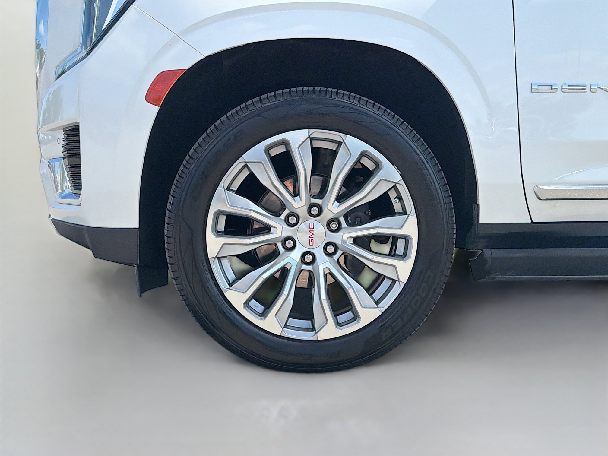 Used 2022 White Frost Tricoat GMC Denali image 45