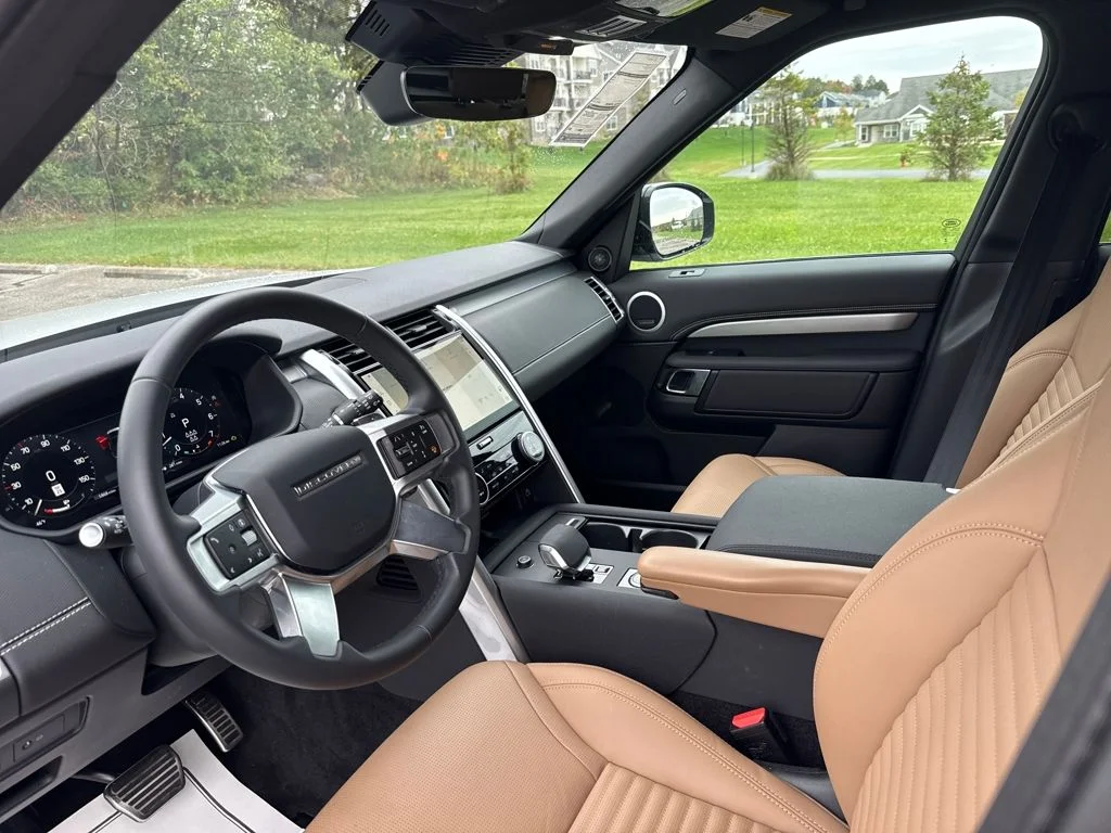 Used 2025 White Land Rover Dynamic SE image 14