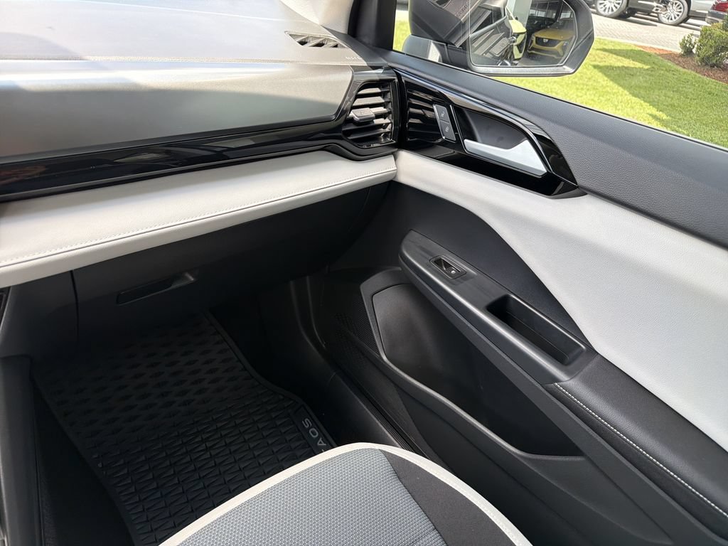 2025 Volkswagen Taos S - Photo 17
