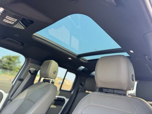 Used 2023 White Land Rover S image 15