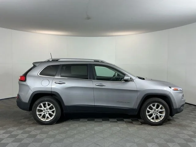 Used 2018 Silver Jeep Latitude image 4