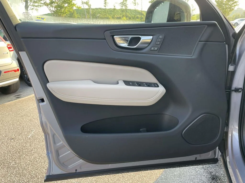 New 2026 Aurora Silver Volvo Plus image 5